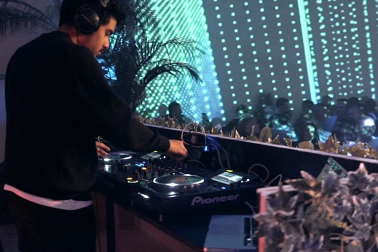 Création_vidéo_ mapping_3 salles_Soiréetotemparty._13_image_White gallery, (1).png (Moyen)